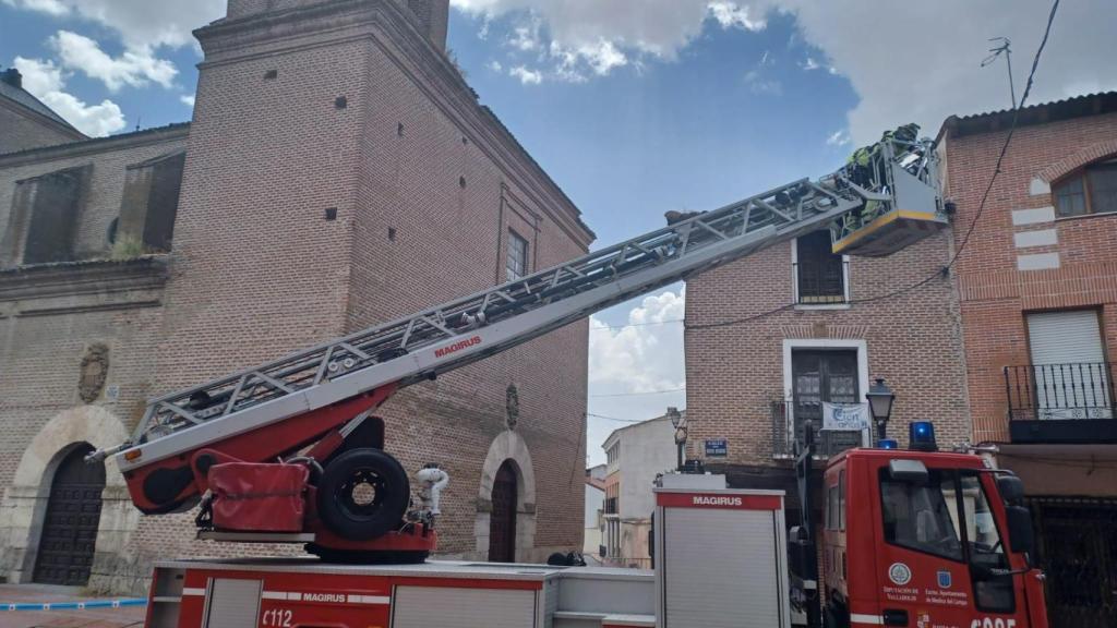 Efectivos del servicio de Bomberos de la Diputación de Valladolid han intervenido este sábado por la mañana en la iglesia de San Pedro