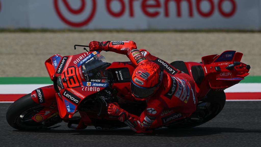 Marc Márquez traza un viraje con su Ducati Desmosedici GP25, en el circuito de Mugello.