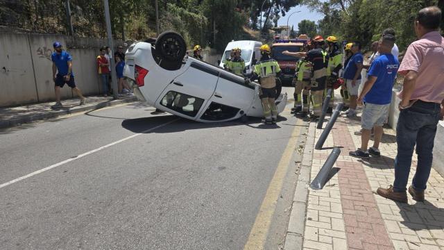 Aparatoso accidente en Málaga: vuelca un turismo en la carretera de Olías