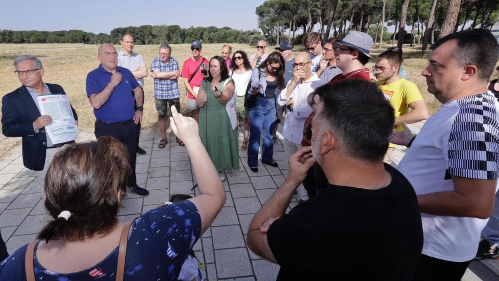 El alcalde de Valladolid, Jesús Julio Carnero, visita al barrio de Pinar de Jalón