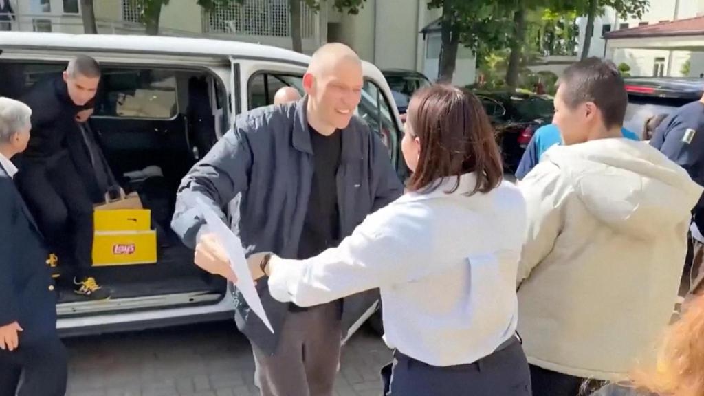 El líder de la oposición bielorrusa, Syarhei Tsikhanouski, saluda a su esposa Sviatlana Tsikhanouskaya.