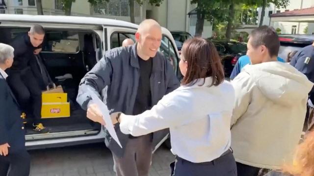 El líder de la oposición bielorrusa, Syarhei Tsikhanouski, saluda a su esposa Sviatlana Tsikhanouskaya.