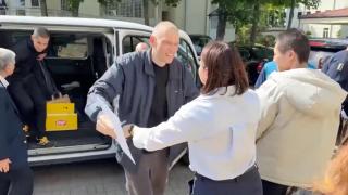 El líder de la oposición bielorrusa, Syarhei Tsikhanouski, saluda a su esposa Sviatlana Tsikhanouskaya.