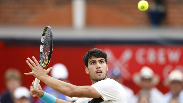 Carlos Alcaraz durante el partido ante Roberto Bautista.
