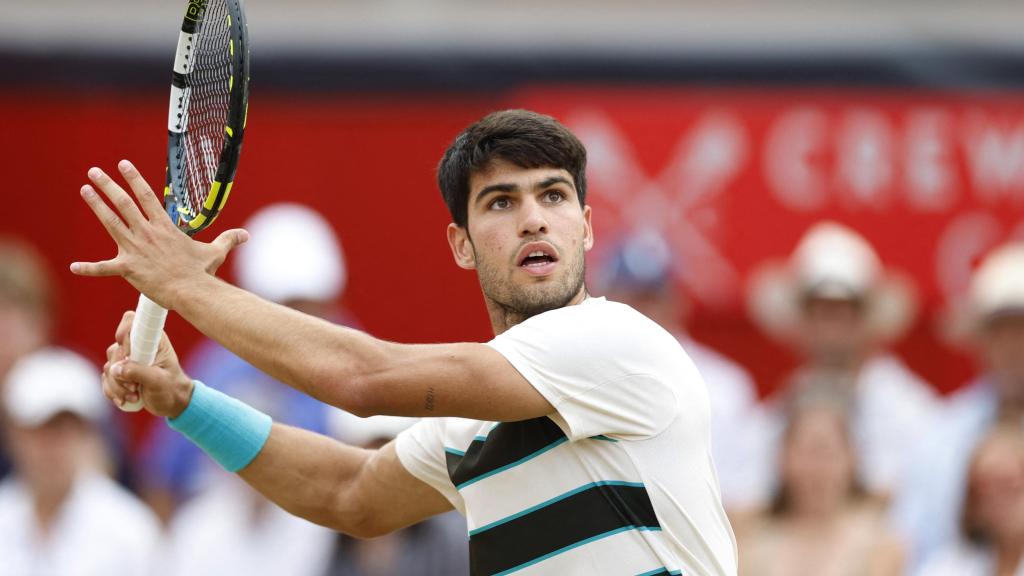 Carlos Alcaraz durante el partido ante Roberto Bautista.