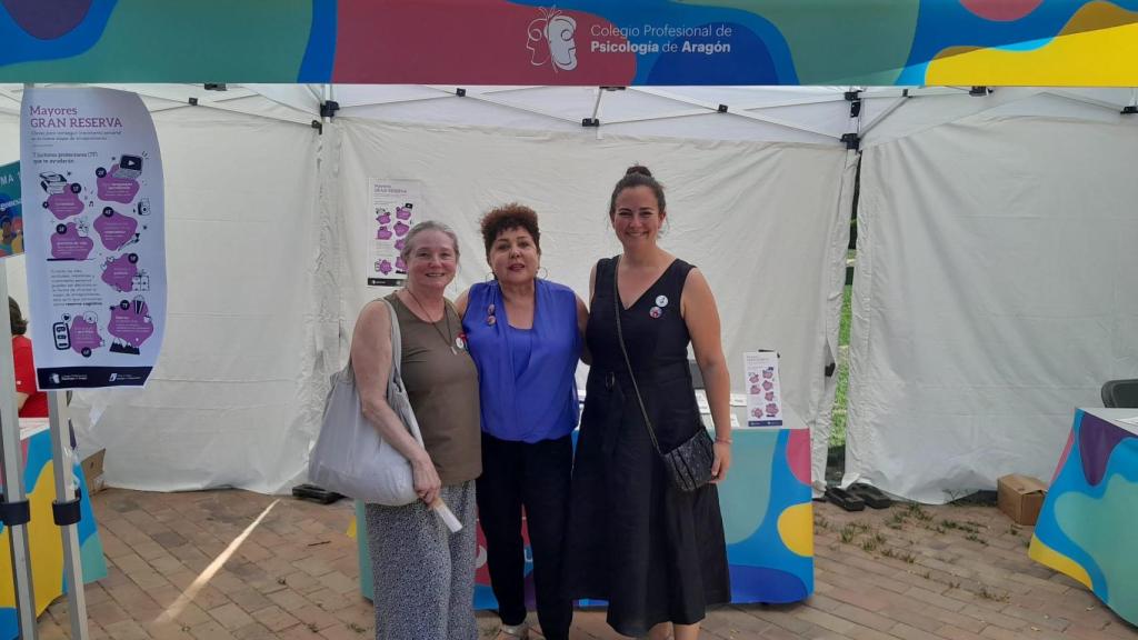 Isabel Salamero, Carmen Fernández (protagonista del artículo) y Alejandra Chuin, del grupo de Psicología del Envejecimiento.