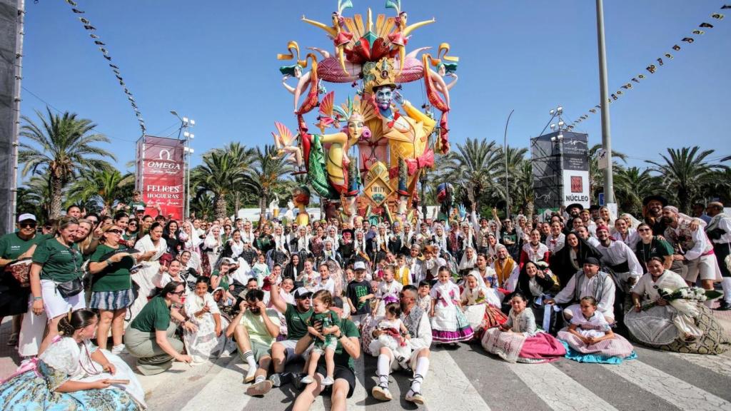 Foto de familia con todos los festeros de Baver Els Antigons.