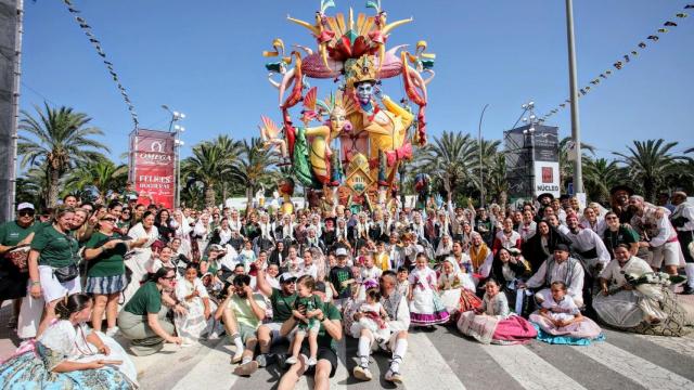 Foto de familia con todos los festeros de Baver Els Antigons.