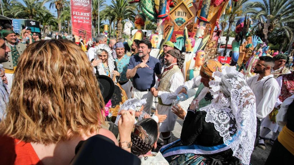 El alcalde Luis Barcala en la visita a la Hoguera ganadora de 2025.
