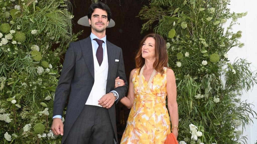 El novio, Vicente Benítez, a las puertas de la iglesia.