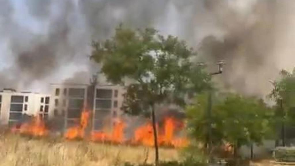 El incendio en el barrio de Espartales, en Alcalá de Henares (Madrid).