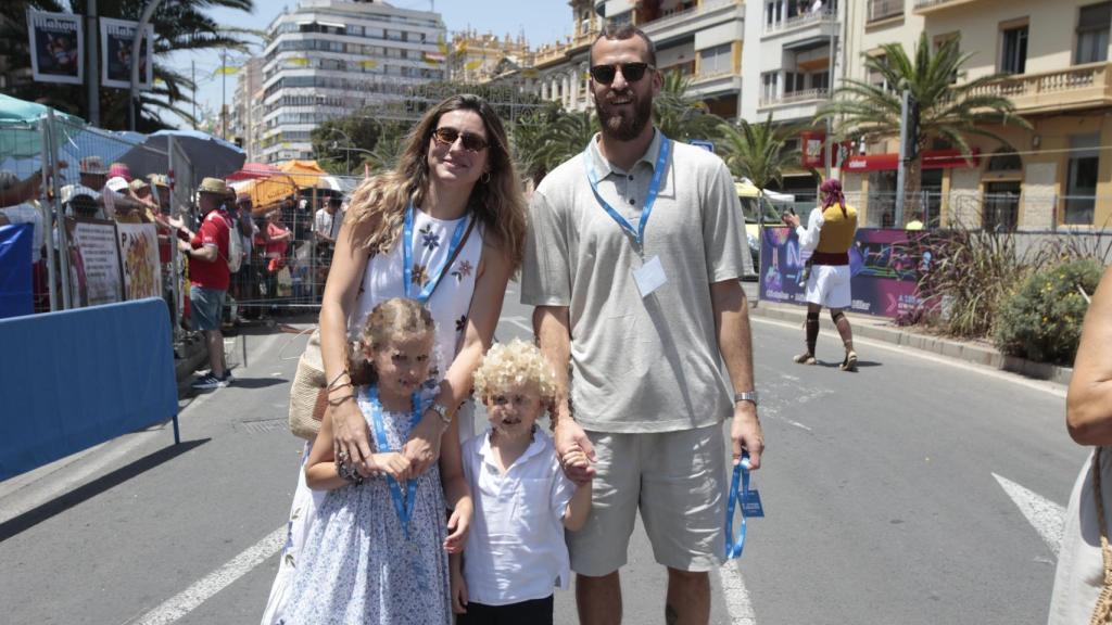 Sergio Rodríguez junto a Ana Bernal y sus hijas.