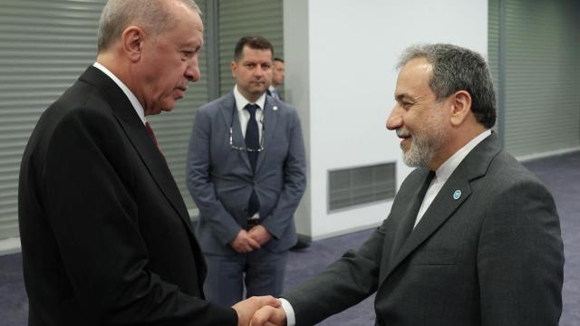 Tayyip Erdogan (i), junto al ministro de Exteriores iraní, Abbas Araghchi.