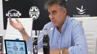 Joaquín Parra, en una rueda de prensa del CD Badajoz.