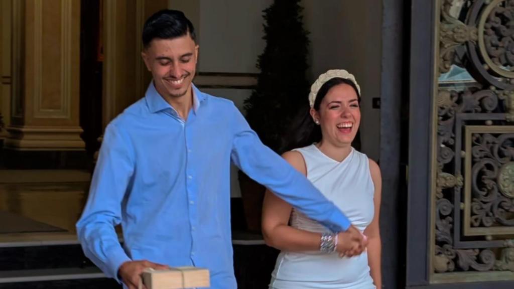 Salida de la pareja tras el enlace.