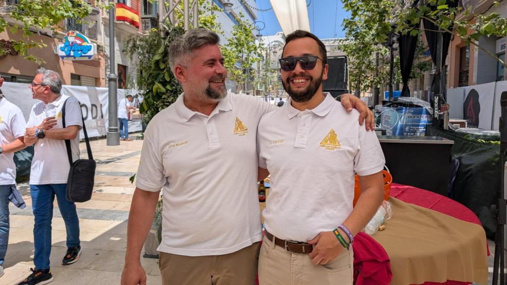 Luis Marco, presidente de la peña Los Gorilas, con el subdelegado del Gobierno Juan Antonio Nieves este viernes.