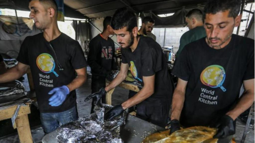 Trabajadores y voluntarios de la ONG World Central Kitchen del chef José Andrés en mayo de 2024 en Gaza. Europa Press