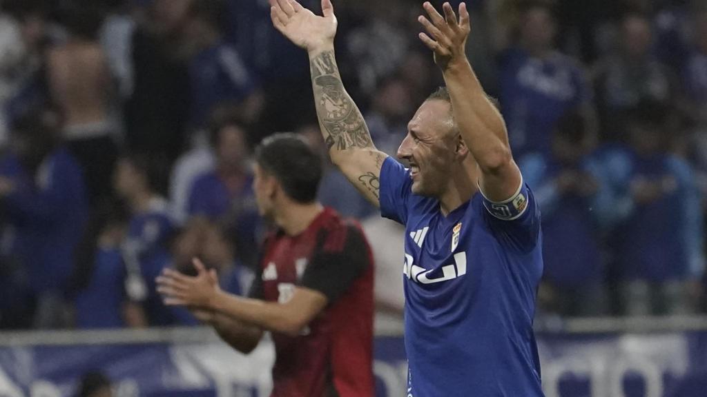 Santi Cazorla alienta a la afición del Oviedo en el partido.