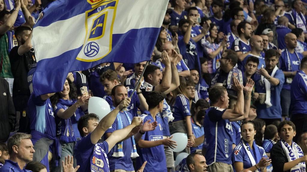 La afición del Oviedo anima a su equipo durante el partido.