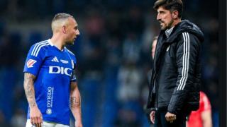 Cazorla y Paunovic dialogan durante un partido del Oviedo.