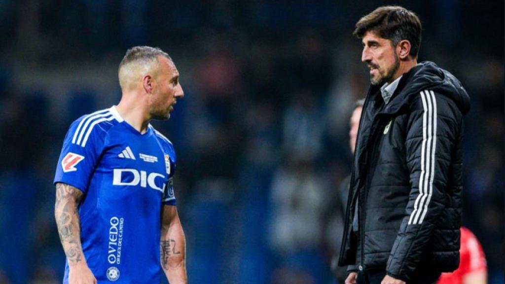 Cazorla y Paunovic dialogan durante un partido del Oviedo.