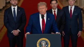 Donald Trump se dirige a la nación, escoltado por JD Vance,