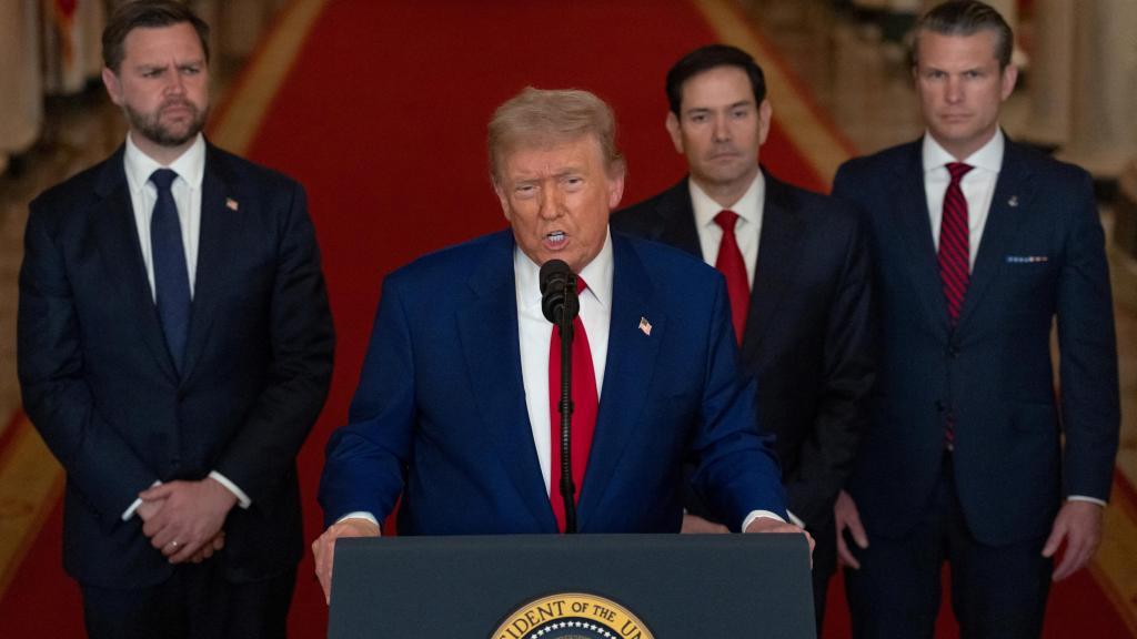 Donald Trump se dirige a la nación, escoltado por JD Vance, Marco Rubio y  Pete Hegseth, en la Casa Blanca.