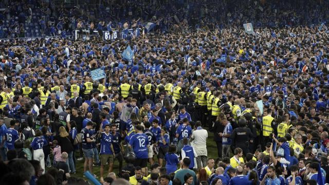 Los jugadores y aficionados del Oviedo celebran el ascenso a Primera.