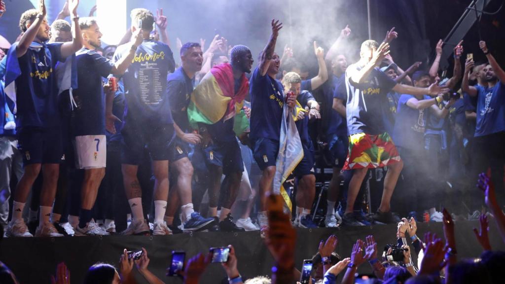 Los jugadores del Oviedo celebran el ascenso a Primera.