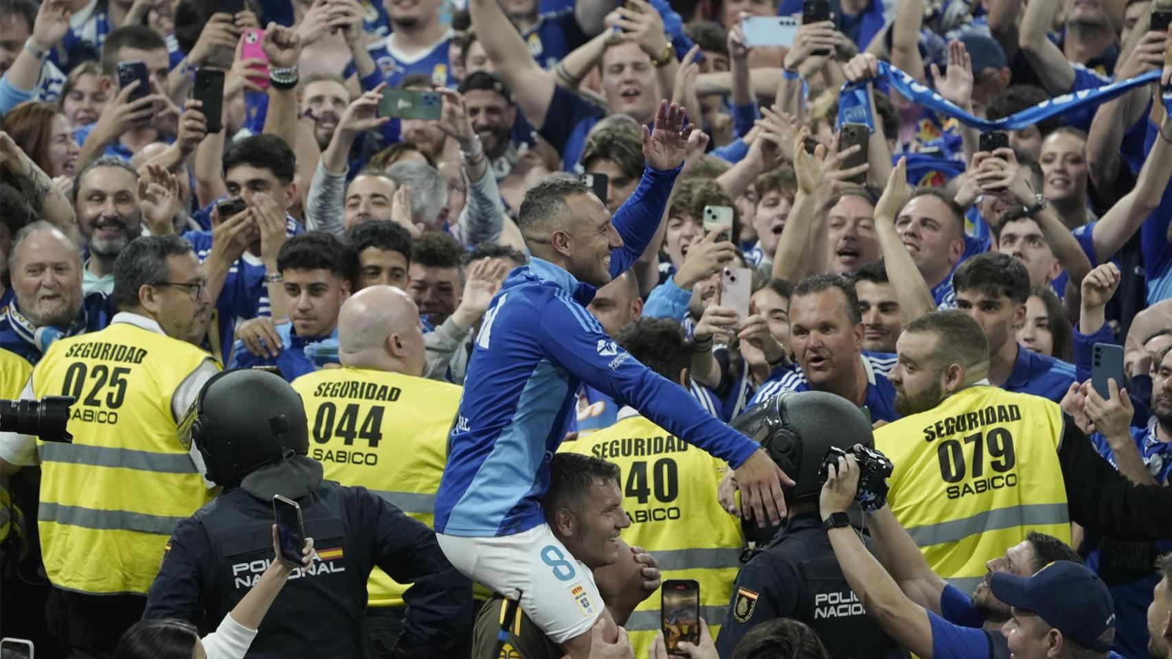 Santi Cazorla, a hombros tras lograr el ascenso con el Oviedo.