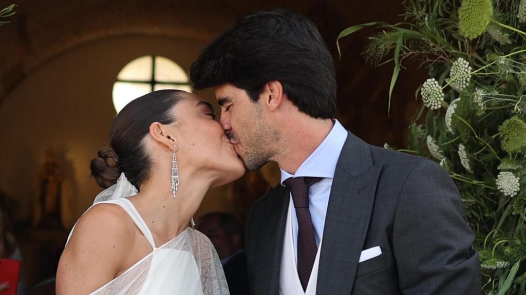 La hija de Raquel Revuelta ha dado el 'sí, quiero' a su novio de siempre.