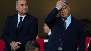 El presidente del Barça, Joan Laporta, y el vicepresidente deportivo, Rafa Yuste, durante el Inter-Barça