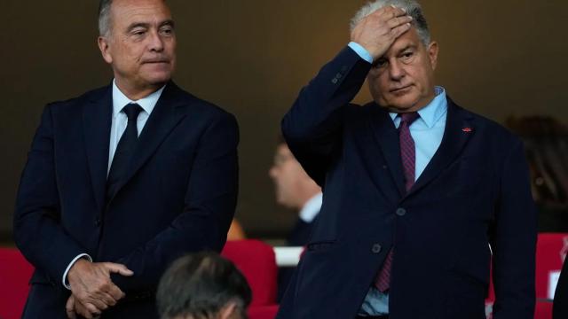 El presidente del Barça, Joan Laporta, y el vicepresidente deportivo, Rafa Yuste, durante el Inter-Barça