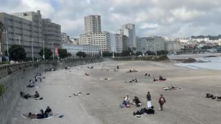 Playa de Riazor esta mañana, ya con parcelas delimitadas.