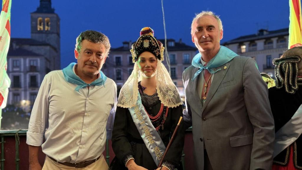 El alcalde José Mazarías, junto al pregonero, Alfredo Martínez; y la alcaldesa de las fiestas, Carla Vidal