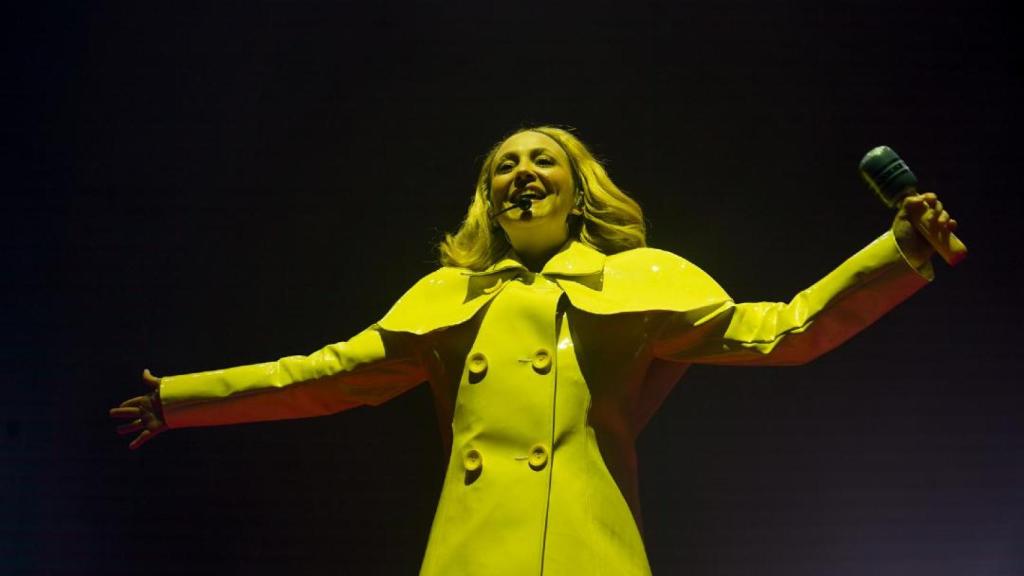 Imagen de la artista en plena actuación.