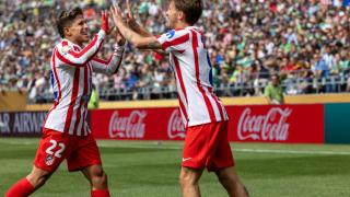Simeone y Barrios celebran un gol contra Seattle Sounders.