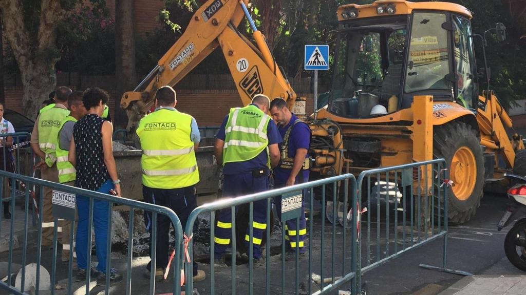 Operarios de Emasa, en una imagen de archivo.