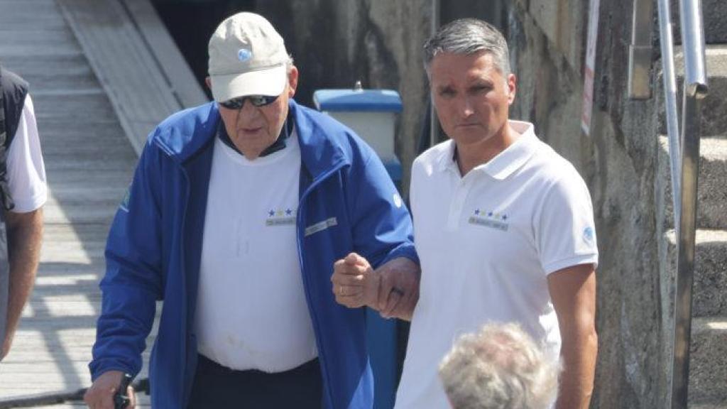 El rey Juan Carlos, ayudado por un escolta, a su llegada a las regatas de Sanxenxo, el pasado 21 de junio.