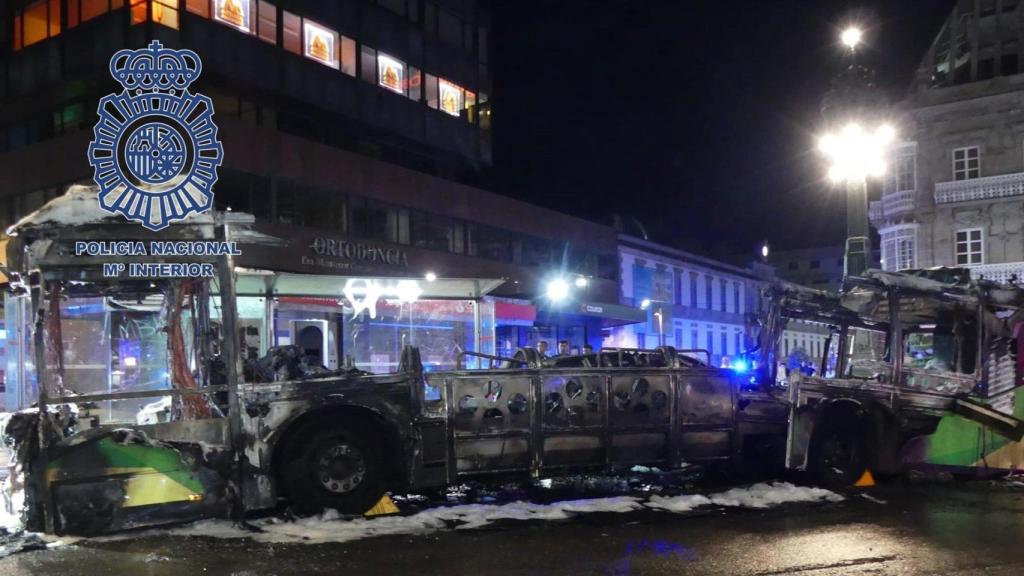 Imagen del autobús calcinado.