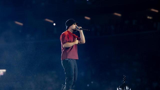 El cantante Dellafuente durante su concierto en el Estadio Riyadh Air Metropolitano.