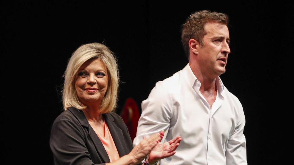 Terelu Campos y César Lucendo, director de la obra de teatro 'Santa Lola'.