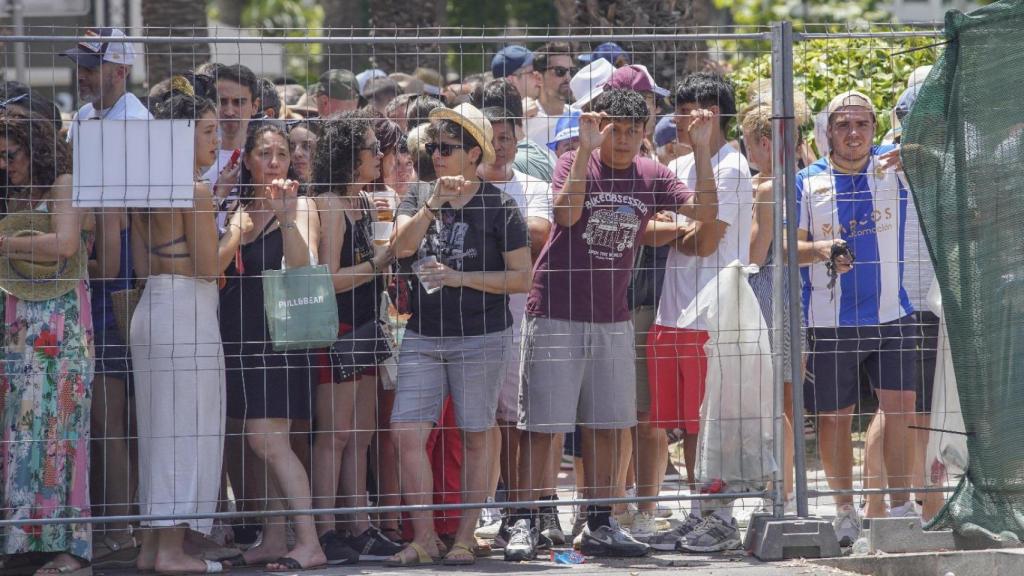Asistentes en la Plaza de los Luceros.