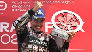 Marc Márquez celebra su victoria en el Gran Premio de Italia, en el circuito de Mugello.