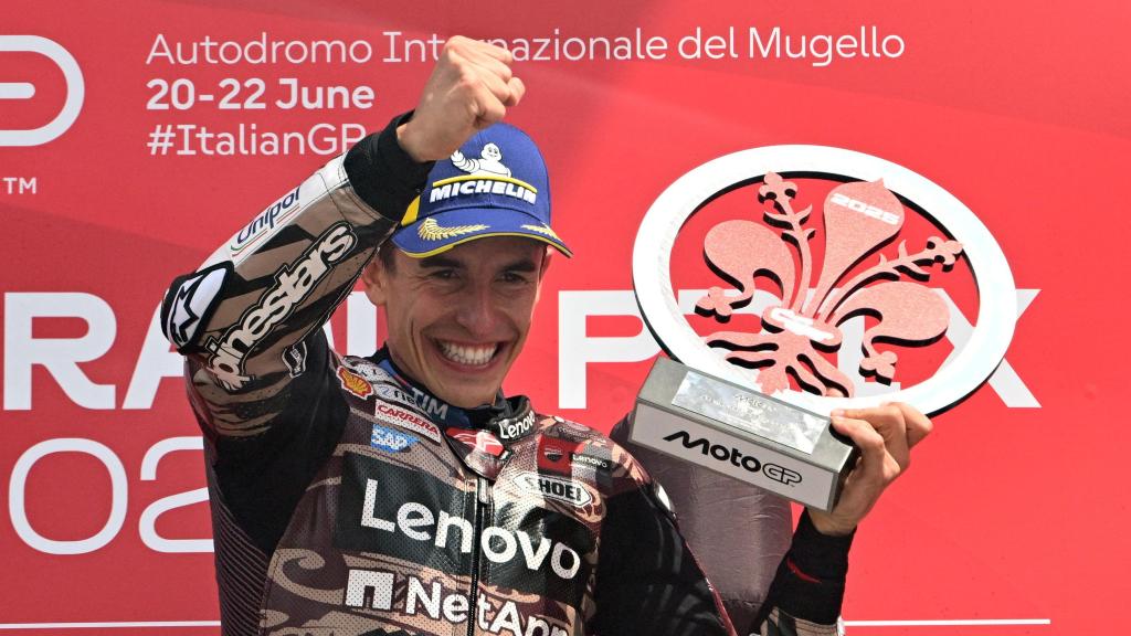 Marc Márquez celebra su victoria en el Gran Premio de Italia, en el circuito de Mugello.