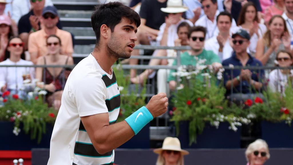 Alcaraz celebra un punto del partido ante Lehecka.