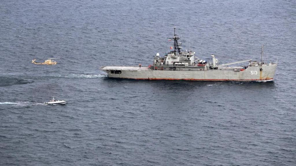 Imagen de archivo de un barco iraní durante un ejercicio militar cerca del estrecho de Ormuz.