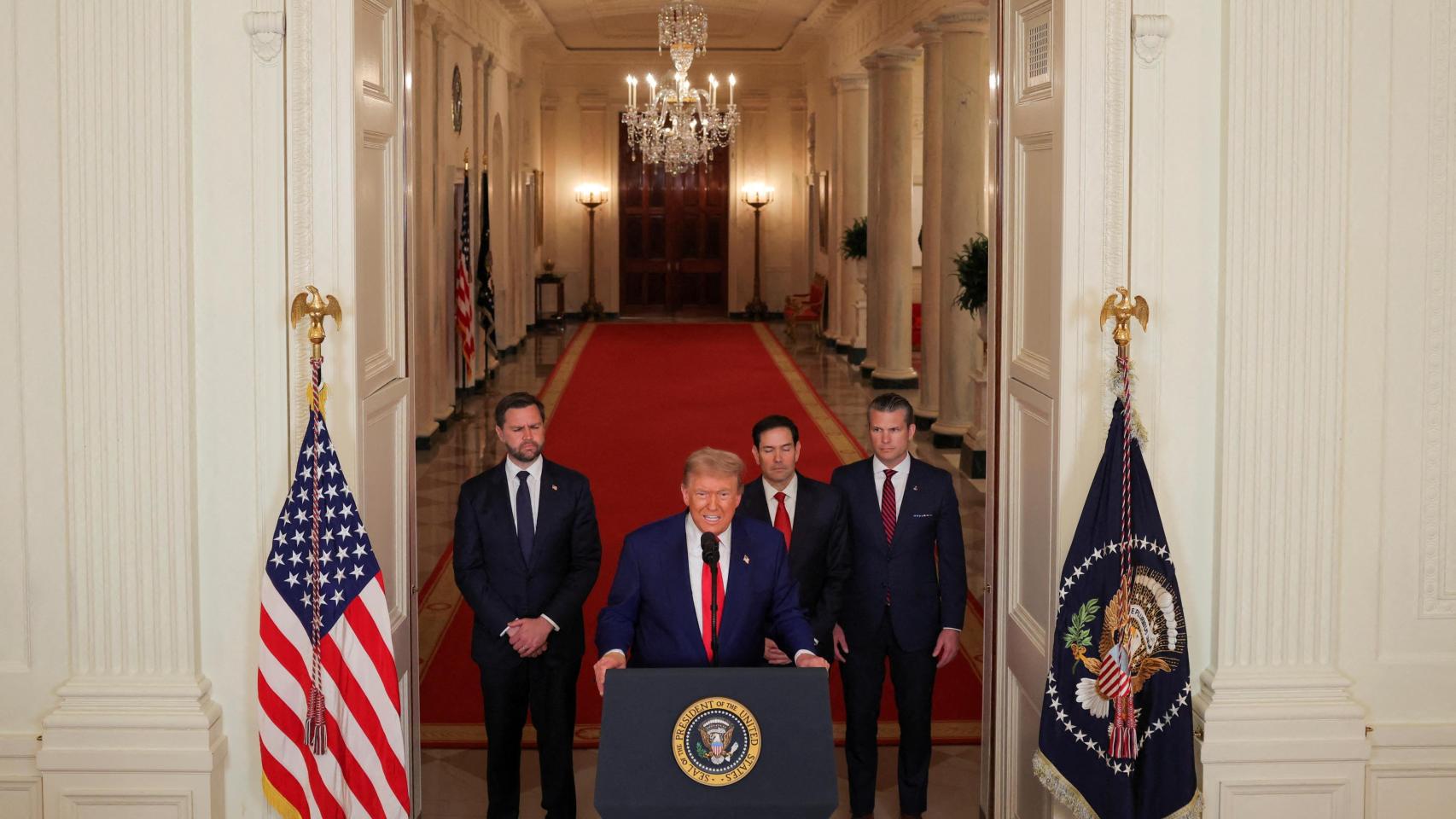 Donald Trump, durante su discurso de este domingo, acompañado por el secretario de Estado, Marco Rubio, el secretario de Defensa, Pete Hegseth, y el vicepresidente, JD Vance.