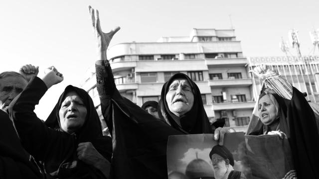 Mujeres iraníes protestan contra el 'Gran Satán' americano.