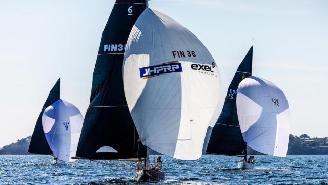 El Joy (FIN 36) compitiendo en Sanxenxo por delante del Titia (ESP 72) y del Bribon (ESP 16).